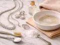 Set per come pulire l'argento gioielli: collana, orecchini, anello, bicarbonato, spazzolino e ciotola con acqua saponata.