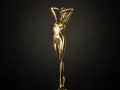 Statua dorata di donna, lucida e riflettente. Scopri come pulire l'ottone dorato per mantenerla splendente.