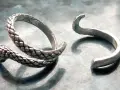 Anello a serpente spezzato, con la testa e il corpo da un lato e l'estremità aperta dall'altro. Un'idea su come aggiustare un anello spezzato.
