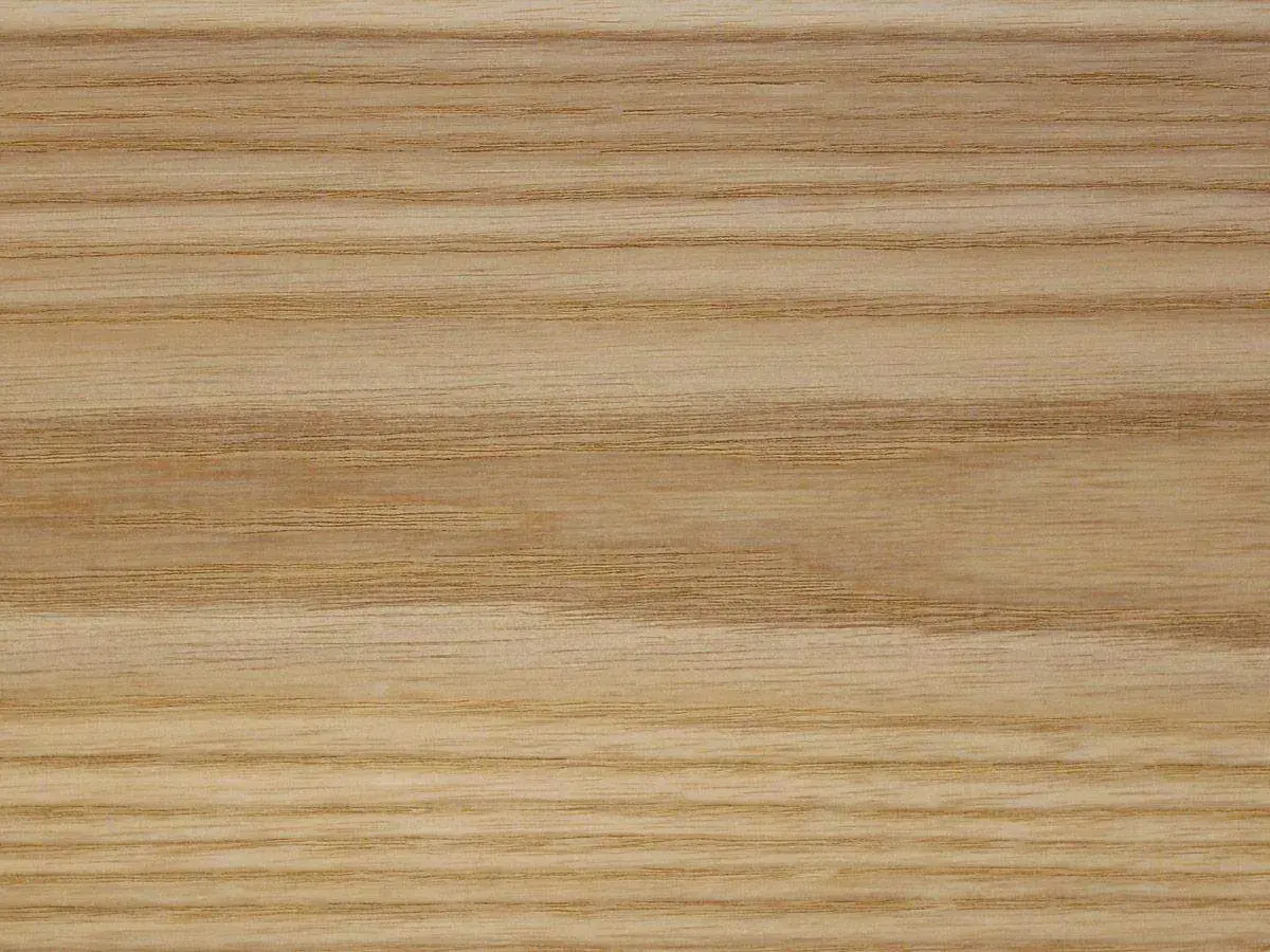 Trama naturale del frassino legno, con venature chiare e sottili che creano un motivo orizzontale rilassante.