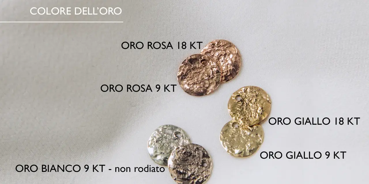 Monete in oro rosa, giallo e bianco, con texture martellata. L'oro rosso, in particolare, brilla con un calore unico.