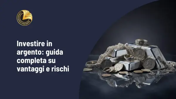Lingotti e monete di argento 950, gioielli e catene brillano su una superficie riflettente.