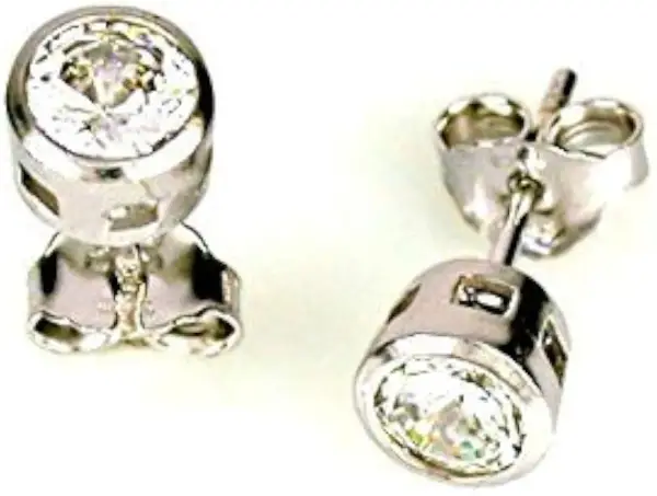 Orecchini in oro bianco 925 con brillanti. Un gioiello che esalta il valore e la luminosità.