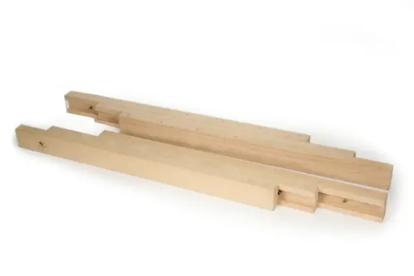 Tavole di legno grezzo, pronte per il processo di stagionatura, che ne assicura la durabilità e stabilità.