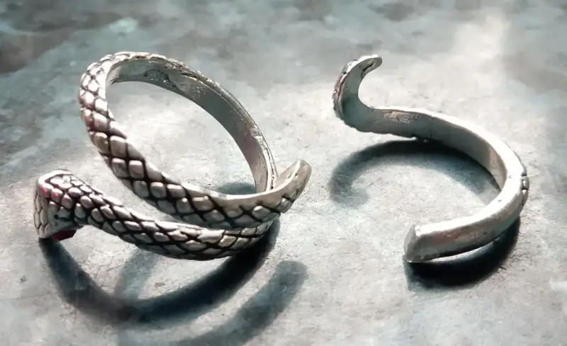 Anello a serpente spezzato, con la testa e il corpo da un lato e l'estremità aperta dall'altro. Un'idea su come aggiustare un anello spezzato.
