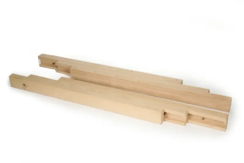 Tavole di legno grezzo, pronte per il processo di stagionatura, che ne assicura la durabilità e stabilità.